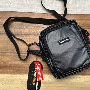 100%AUTHENTIC NWT SUPREME 17AW SHOULDER BAG ULTRA RARE LIMITED EDITION NEW W/TAG